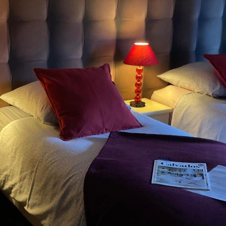 Hotel Les 3 Rois By Yy Villers-Bocage  Esterno foto