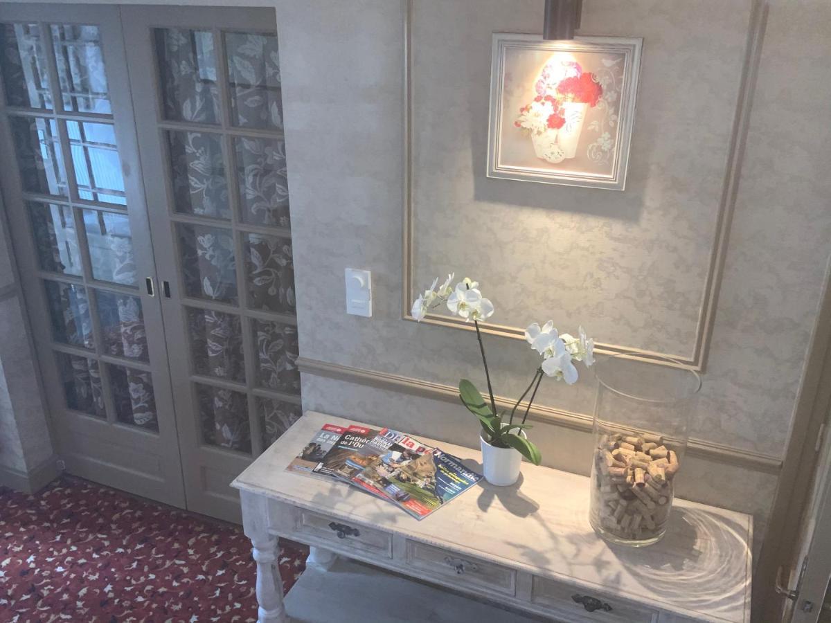 Hotel Les 3 Rois By Yy Villers-Bocage  Esterno foto
