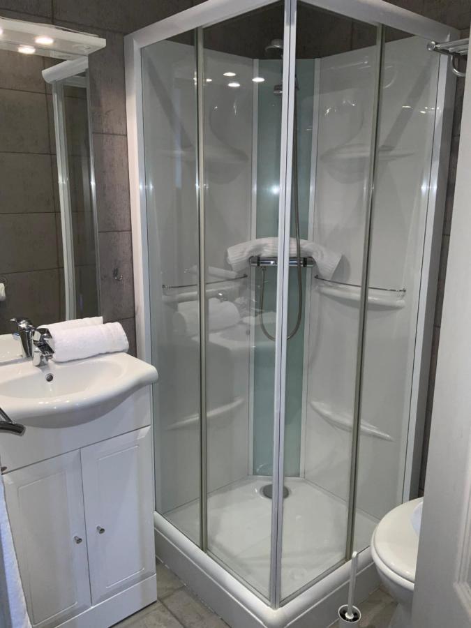 Hotel Les 3 Rois By Yy Villers-Bocage  Esterno foto
