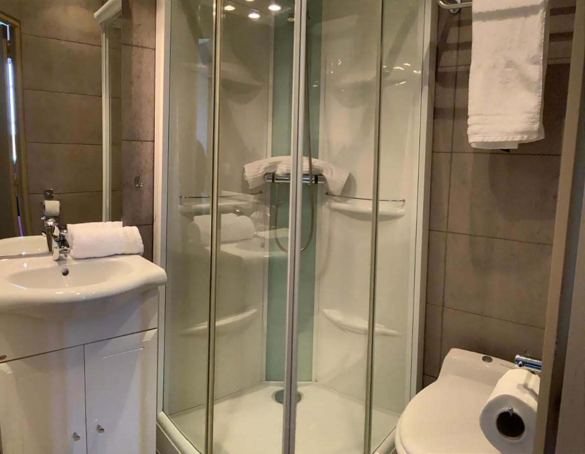 Hotel Les 3 Rois By Yy Villers-Bocage  Esterno foto