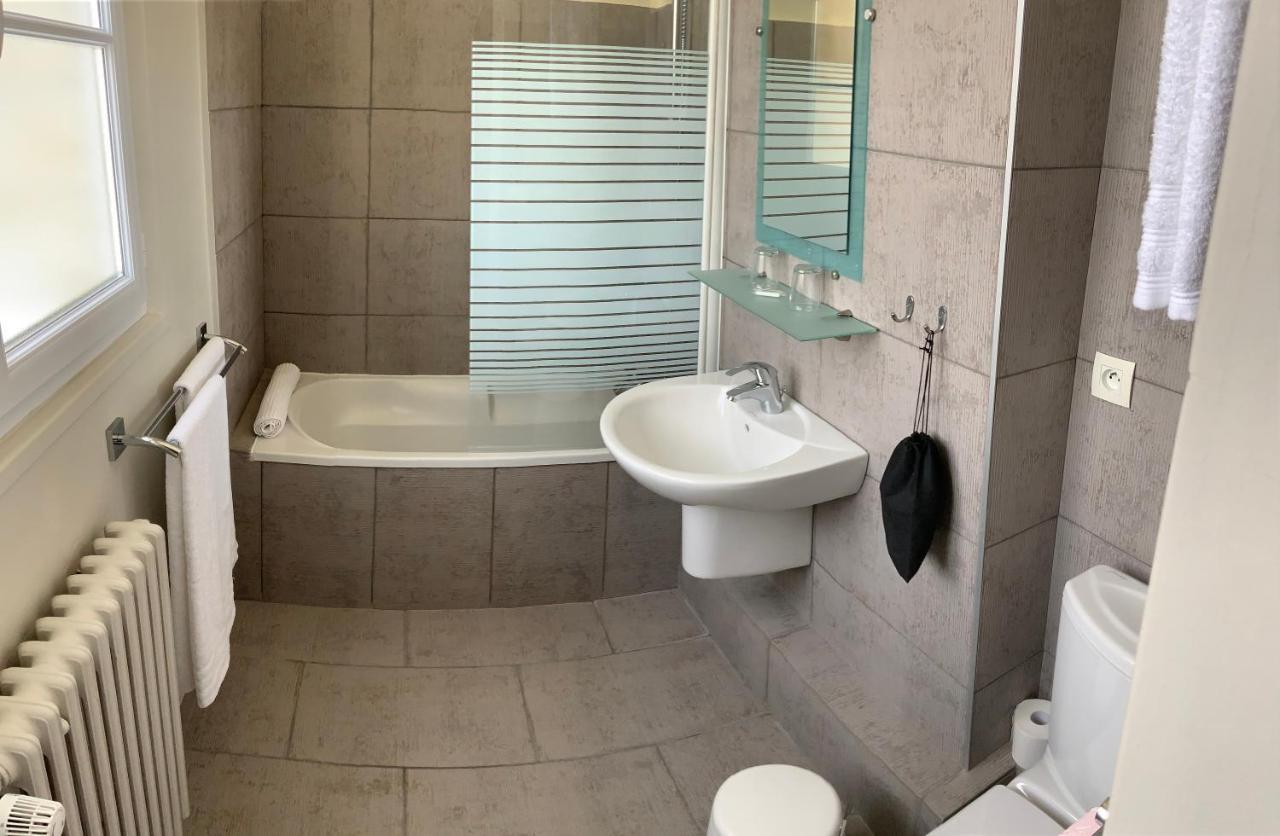 Hotel Les 3 Rois By Yy Villers-Bocage  Esterno foto
