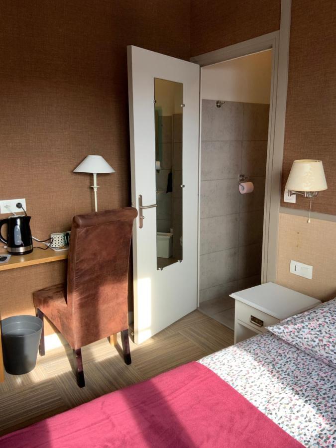 Hotel Les 3 Rois By Yy Villers-Bocage  Esterno foto