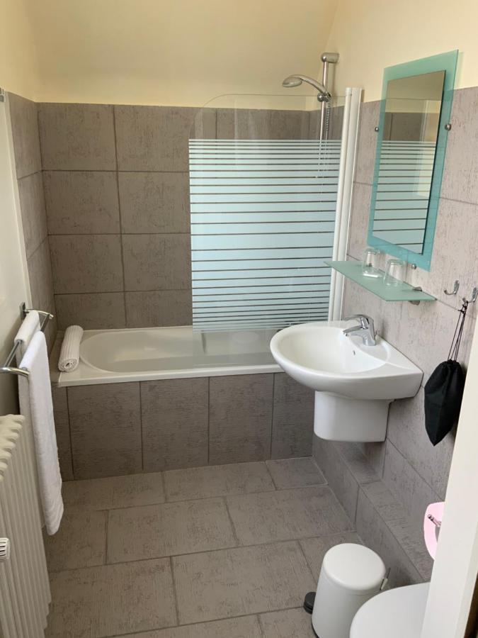 Hotel Les 3 Rois By Yy Villers-Bocage  Esterno foto
