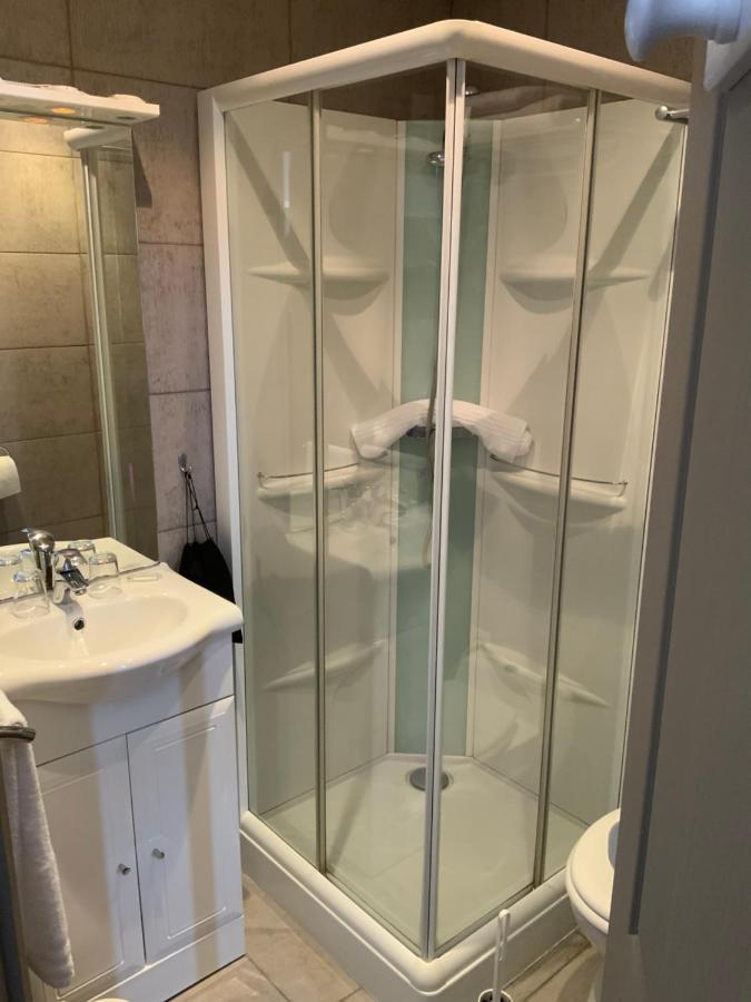 Hotel Les 3 Rois By Yy Villers-Bocage  Esterno foto