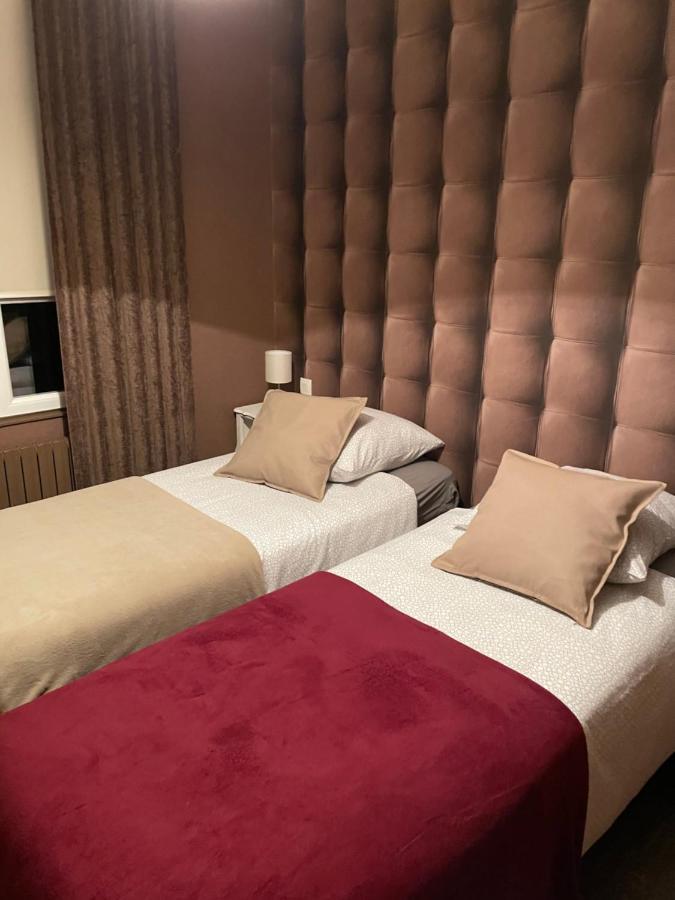 Hotel Les 3 Rois By Yy Villers-Bocage  Esterno foto