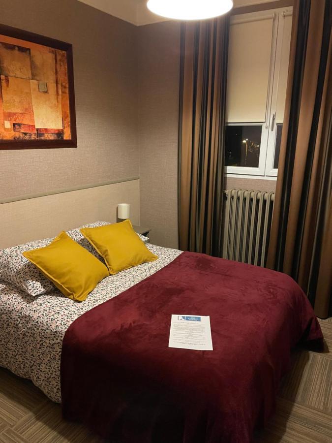 Hotel Les 3 Rois By Yy Villers-Bocage  Esterno foto