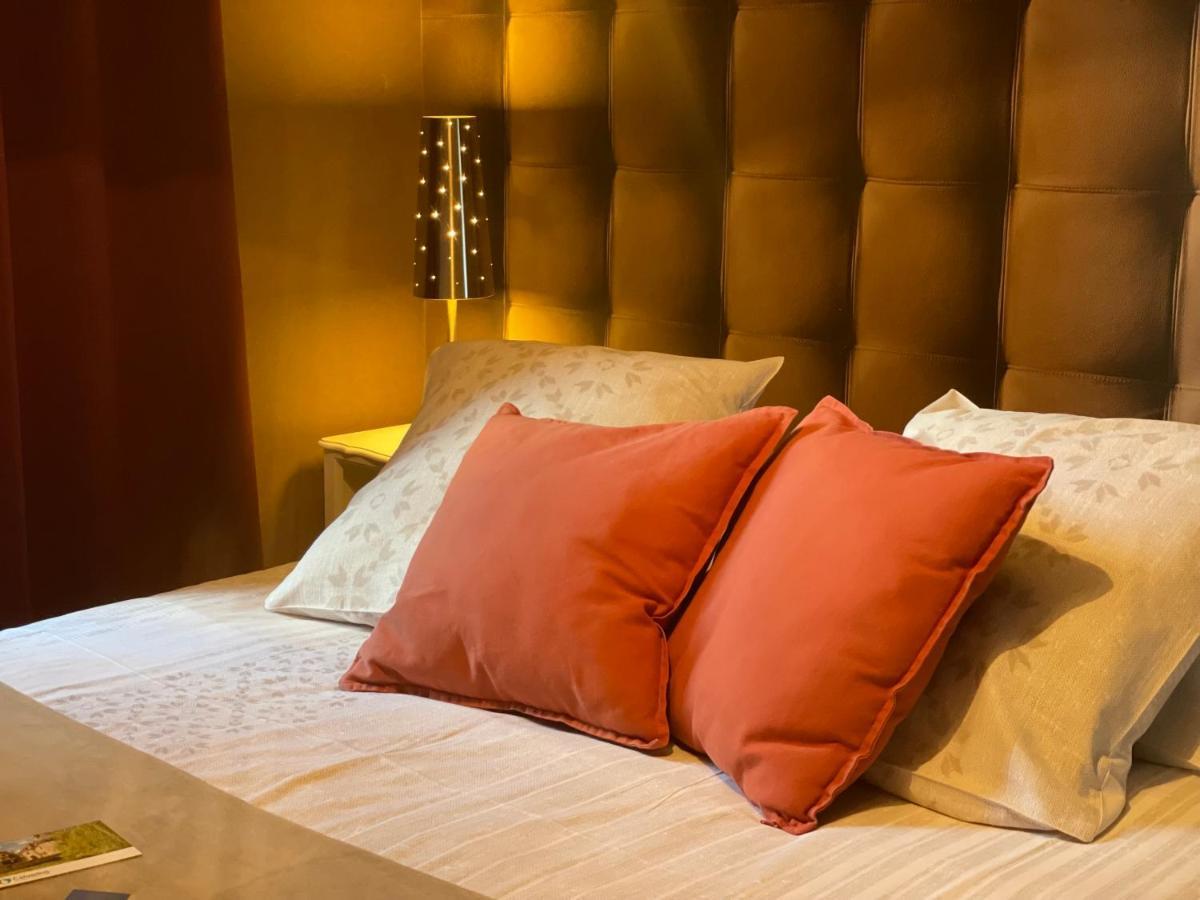 Hotel Les 3 Rois By Yy Villers-Bocage  Esterno foto