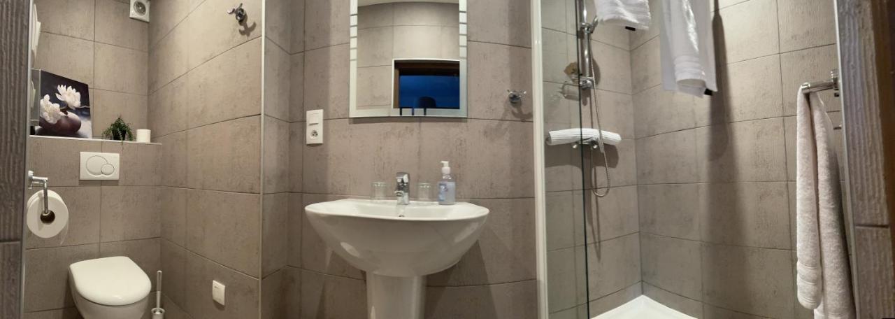 Hotel Les 3 Rois By Yy Villers-Bocage  Esterno foto